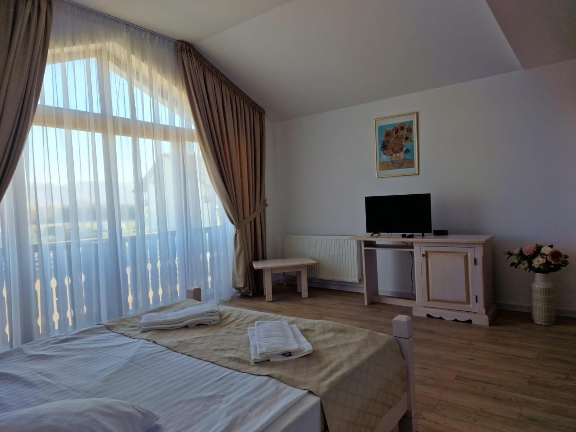 Complex Panicel Rîşnov Luaran gambar