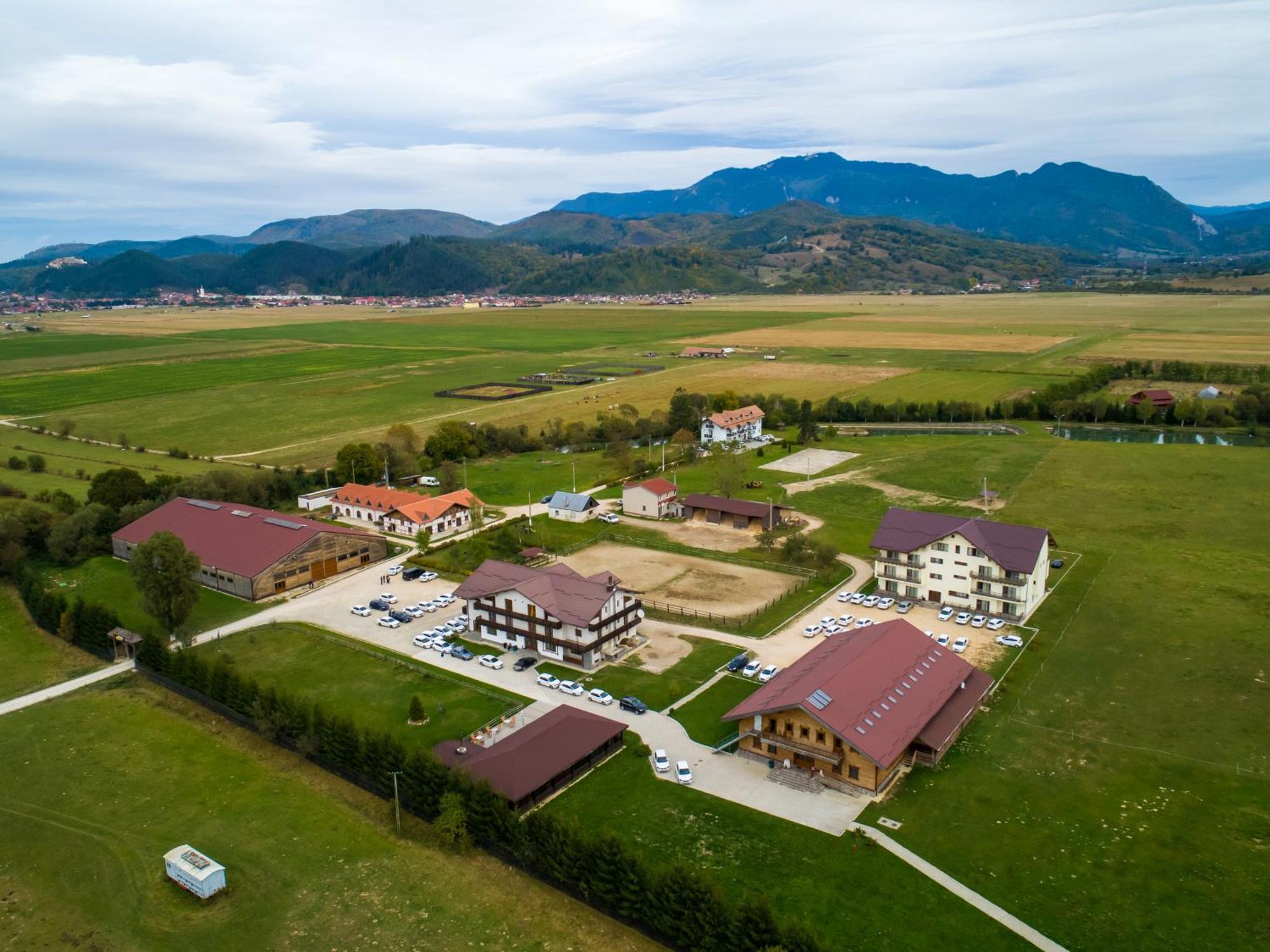 Complex Panicel Rîşnov Luaran gambar